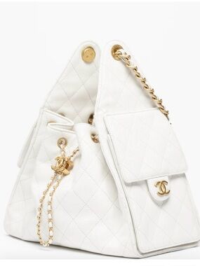 CHANEL 25 Hobo bag in white grained leather, small.